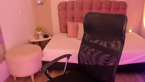 Snapshot of rosetaylorla chatting on 05-28-26, 12:35 Rose Taylor online show from 05-28-26, 12:35