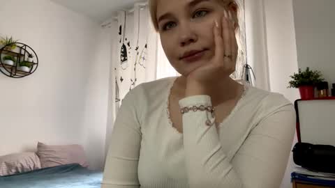 Snapshot of rosettafinzel chatting on 03-17-26, 11:13 Freya online show from 03-17-26, 11:13