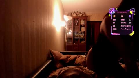 Roshelle online show from 10-27-25, 05:06