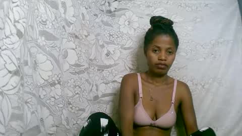 Snapshot of rosiahot1 chatting on 11-11-25, 02:22 rosia online show from 11-11-25, 02:22