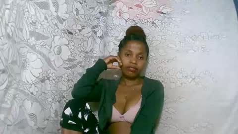 Snapshot of rosiahot1 chatting on 11-28-25, 02:47 rosia online show from 11-28-25, 02:47