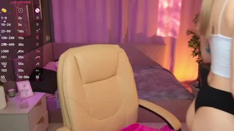 Snapshot of rosie_mac chatting on 05-08-26, 01:11 Rosie online show from 05-08-26, 01:11