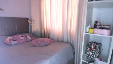 Snapshot of roxan_ne chatting on 03-31-26, 05:35 Roxx online show from 03-31-26, 05:35