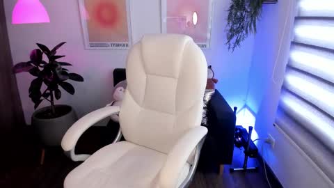 Snapshot of roxana_04_ chatting on 03-06-25, 01:35 Rox online show from 03-06-25, 01:35