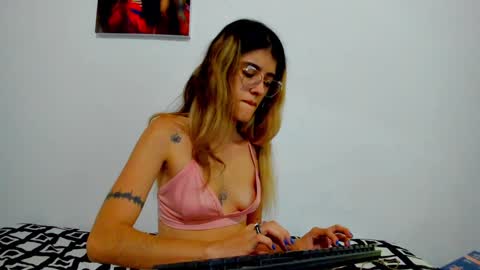 Snapshot of roxanajames__ chatting on 12-14-24, 07:07 roxy online show from 12-14-24, 07:07