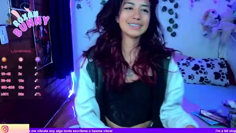 Snapshot of roxanbunny chatting on 05-19-26, 01:33 roxxy online show from 05-19-26, 01:33