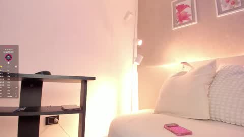 Snapshot of roxannegomez_ chatting on 10-15-25, 12:38 Roxanne Gomez online show from 10-15-25, 12:38