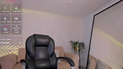 Snapshot of roxannehill_ chatting on 05-31-26, 12:23 Roxanne Hill online show from 05-31-26, 12:23