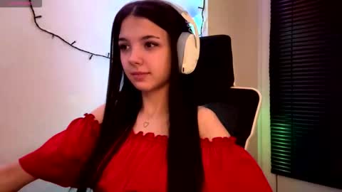 Snapshot of roxiepiurkowski chatting on 03-12-26, 06:14 Hana online show from 03-12-26, 06:14