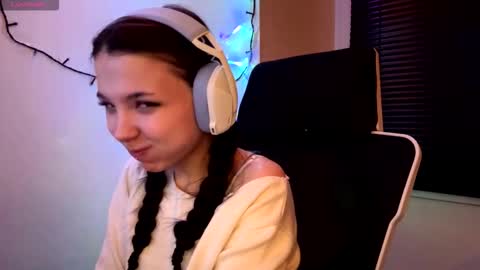 Snapshot of roxiepiurkowski chatting on 03-14-26, 04:12 Hana online show from 03-14-26, 04:12