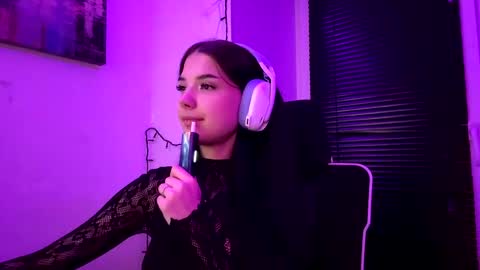 Snapshot of roxiepiurkowski chatting on 03-23-26, 05:06 Hana online show from 03-23-26, 05:06