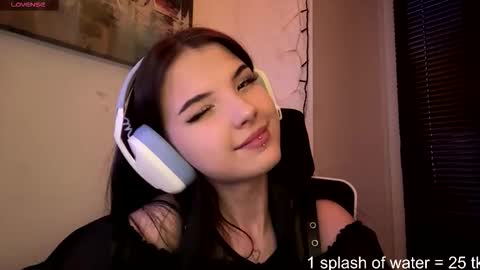 Snapshot of roxiepiurkowski chatting on 03-27-26, 03:12 Hana online show from 03-27-26, 03:12