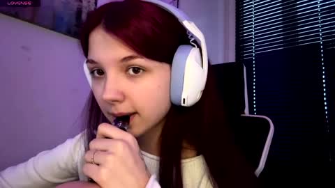 Snapshot of roxiepiurkowski chatting on 04-10-26, 02:55 Hana online show from 04-10-26, 02:55