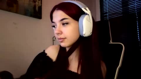 Snapshot of roxiepiurkowski chatting on 04-15-26, 03:41 Hana online show from 04-15-26, 03:41