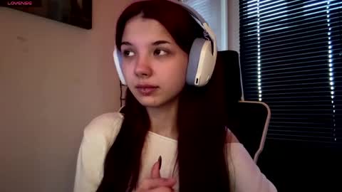 Snapshot of roxiepiurkowski chatting on 04-18-26, 03:16 Hana online show from 04-18-26, 03:16