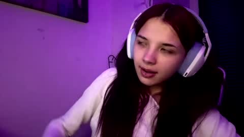Snapshot of roxiepiurkowski chatting on 04-18-26, 07:07 Hana online show from 04-18-26, 07:07