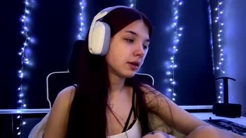 Snapshot of roxiepiurkowski chatting on 05-23-26, 03:16 Hana online show from 05-23-26, 03:16