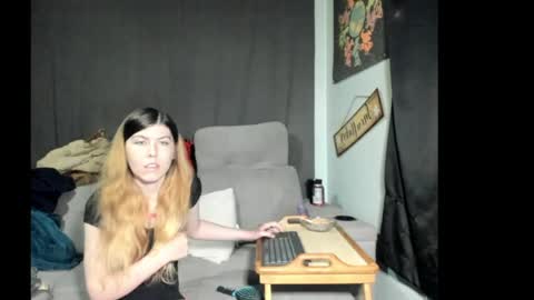 Snapshot of roxihazeleyes chatting on 05-26-26, 02:07 roxihazeleyes online show from 05-26-26, 02:07