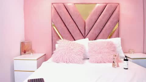 Snapshot of roxy_flame_ chatting on 11-15-25, 11:29 Roxy online show from 11-15-25, 11:29