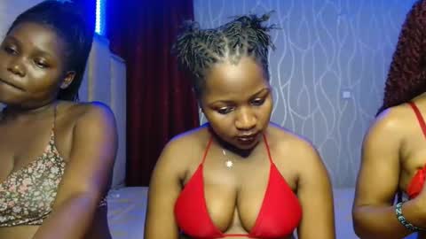 Snapshot of roxy_heather chatting on 11-12-25, 04:18 Roxy online show from 11-12-25, 04:18