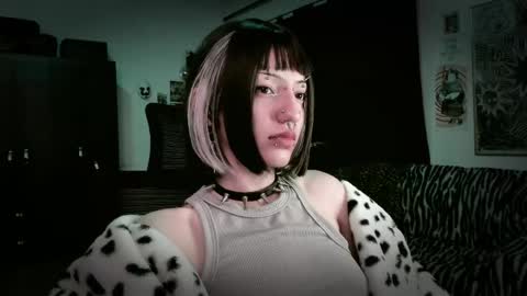 Snapshot of roxy_toxic chatting on 05-16-26, 12:18 Roxy Independient model Help me to reach 50 thumbs up online show from 05-16-26, 12:18