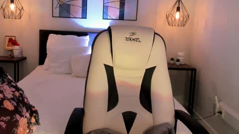 Roxy follow me online show from 05-20-26, 12:44
