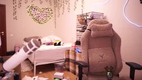 Snapshot of roxysuh chatting on 10-01-25, 09:37 roxysuh online show from 10-01-25, 09:37