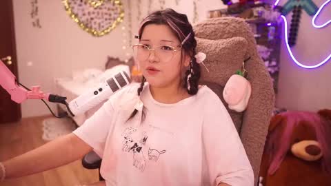 Snapshot of roxysuh chatting on 10-24-25, 07:38 roxysuh online show from 10-24-25, 07:38