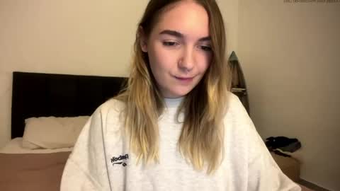 Snapshot of roxysweetdream chatting on 04-28-26, 01:49 Roxy online show from 04-28-26, 01:49