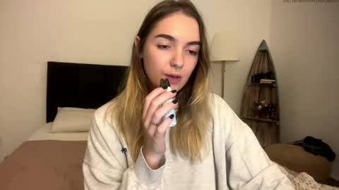 Snapshot of roxysweetdream chatting on 04-29-26, 05:30 Roxy online show from 04-29-26, 05:30