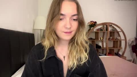 Snapshot of roxysweetdream chatting on 05-06-26, 12:21 Roxy online show from 05-06-26, 12:21