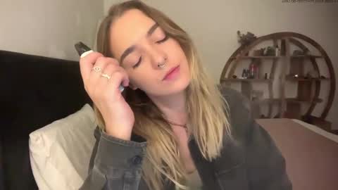Snapshot of roxysweetdream chatting on 05-15-26, 04:14 Roxy online show from 05-15-26, 04:14