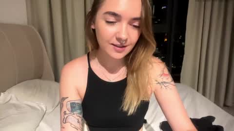 Snapshot of roxysweetdream chatting on 05-20-26, 02:45 Roxy online show from 05-20-26, 02:45