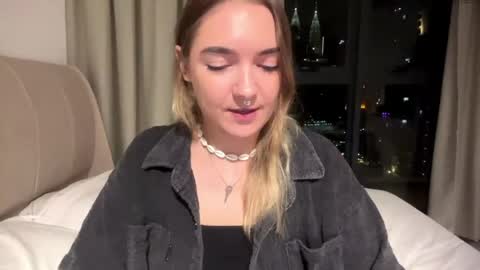Snapshot of roxysweetdream chatting on 05-21-26, 02:24 Roxy online show from 05-21-26, 02:24
