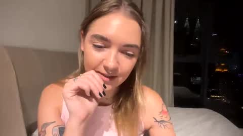 Snapshot of roxysweetdream chatting on 05-24-26, 02:22 Roxy online show from 05-24-26, 02:22