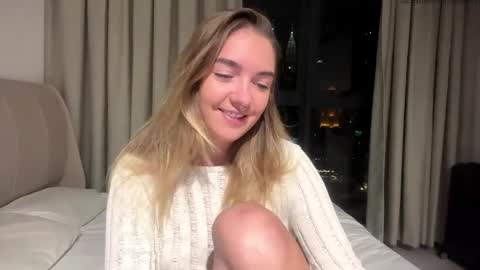 Snapshot of roxysweetdream chatting on 05-25-26, 02:45 Roxy online show from 05-25-26, 02:45