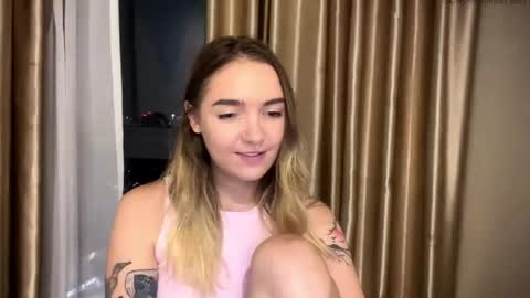 Snapshot of roxysweetdream chatting on 05-27-26, 02:25 Roxy online show from 05-27-26, 02:25