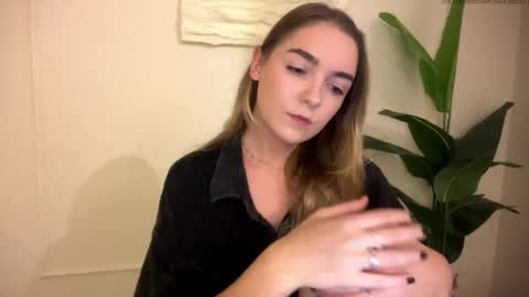 Snapshot of roxysweetdream chatting on 05-31-26, 12:12 Roxy online show from 05-31-26, 12:12
