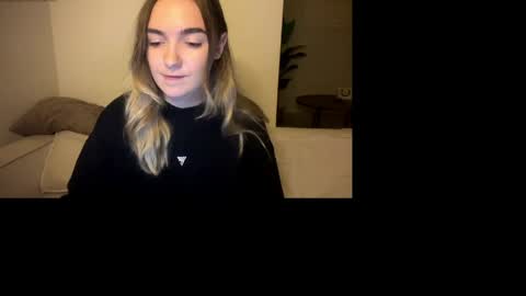 Snapshot of roxysweetdream chatting on 06-05-26, 12:33 Roxy online show from 06-05-26, 12:33