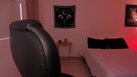 Snapshot of roxyy_x chatting on 12-19-24, 08:13 val online show from 12-19-24, 08:13