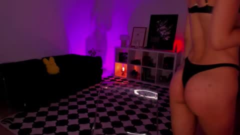 Snapshot of roxyy_x chatting on 02-23-26, 11:02 val online show from 02-23-26, 11:02