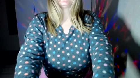 Snapshot of royalboobs chatting on 01-31-25, 04:17 Cameron online show from 01-31-25, 04:17
