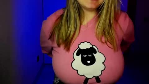 Snapshot of royalboobs chatting on 02-09-25, 10:20 Cameron online show from 02-09-25, 10:20