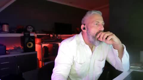 Chico que rico Caliente online show from 11-02-25, 01:52