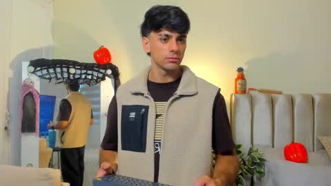 Snapshot of russ_w8 chatting on 10-06-25, 11:18 Russ online show from 10-06-25, 11:18