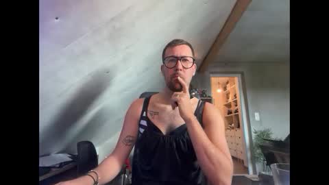 Snapshot of s1ave1989 chatting on 11-18-25, 09:47 s1ave1989 online show from 11-18-25, 09:47