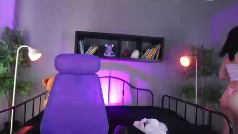 Snapshot of sabrina_bloom_ chatting on 09-25-25, 01:48 sabri online show from 09-25-25, 01:48