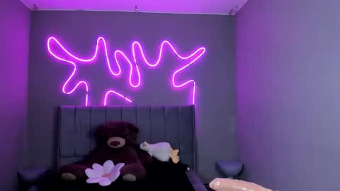 Snapshot of sabrina_bloom_ chatting on 10-21-25, 12:50 sabri online show from 10-21-25, 12:50