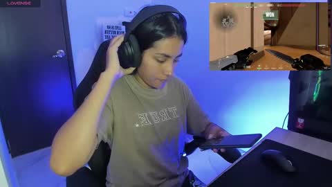 Snapshot of sabrina_chester_02 chatting on 09-25-25, 04:43 Angie online show from 09-25-25, 04:43