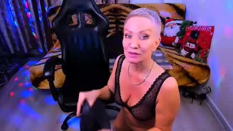 Snapshot of sabrina_only_ chatting on 12-17-25, 11:44 Tatiana online show from 12-17-25, 11:44